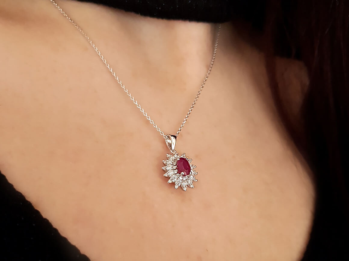 Rubin-Anturage-Anhänger mit 42 laborgezüchteten Diamanten | 14K Weißgold - hochwertiger Schmuck von Rosy Lab Diamonds