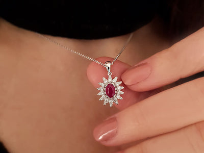 Weißgold Anhänger mit ovalem Rubin und laborgezüchteten Diamanten im Anturage-Stil