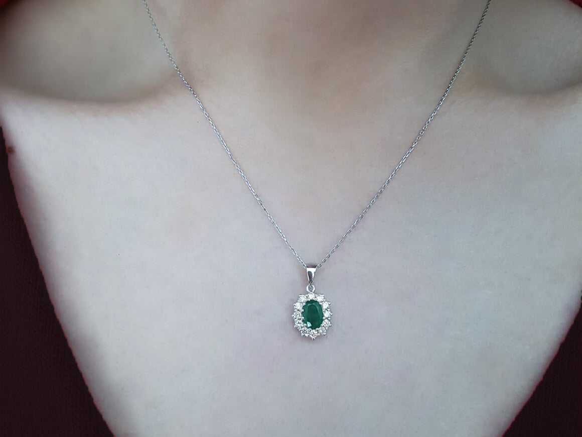Smaragd-Anhänger mit 12 Diamanten - 14K Weißgold | Anturaj-Stil - hochwertiger Schmuck von Rosy Lab Diamonds