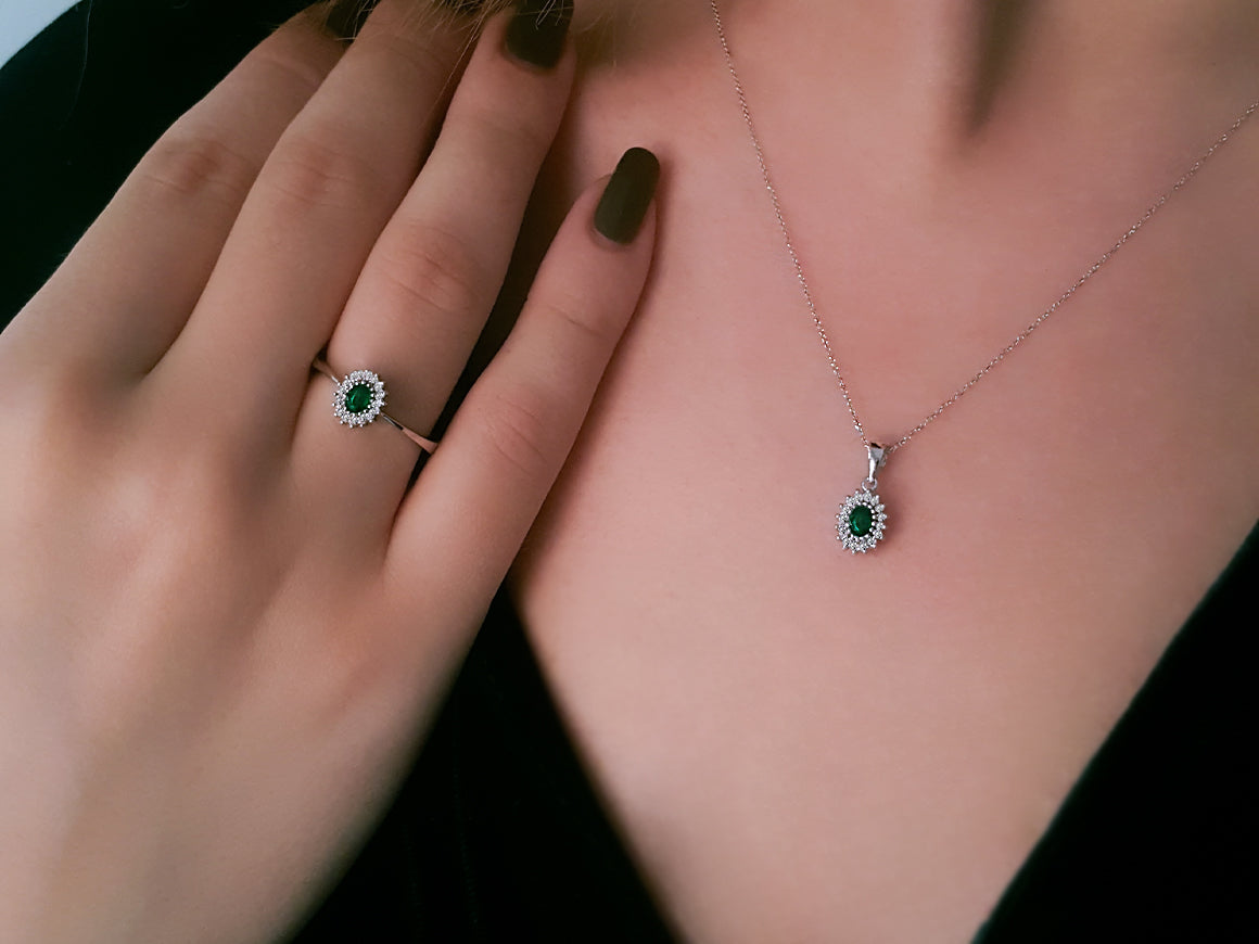 Weißgold Anhänger mit Ovalem Smaragd & 16 Brillanten | 04P0122 – hochwertiger Schmuck von Rosy Lab Diamonds