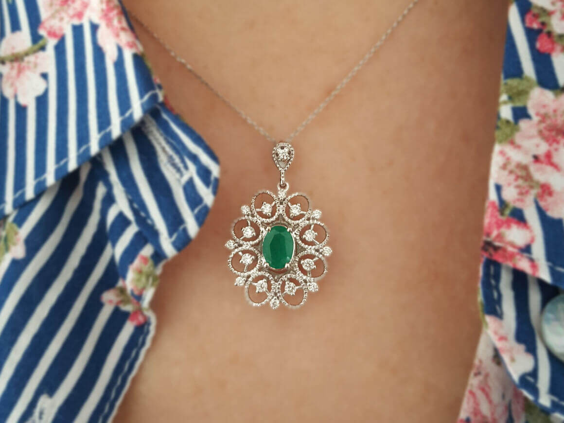 Pendentif ovale en Émeraude avec 16 diamants – 0,33 ct | Or Blanc 14 carats – Bijoux haut de gamme de Rosy Lab Diamonds
