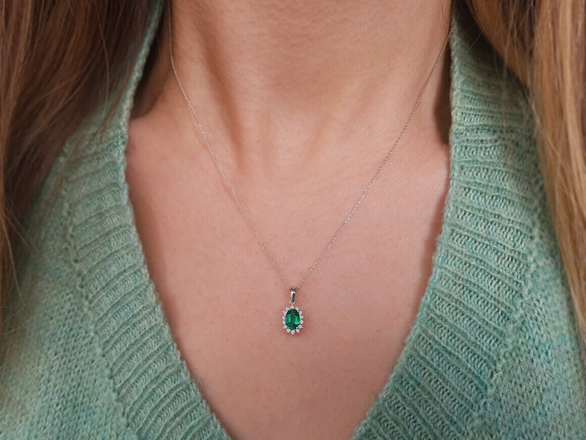 Pendentif avec une Émeraude ovale et 14 diamants - Or Blanc 14 carats - 15P0071 - Bijoux haut de gamme de Rosy Lab Diamonds