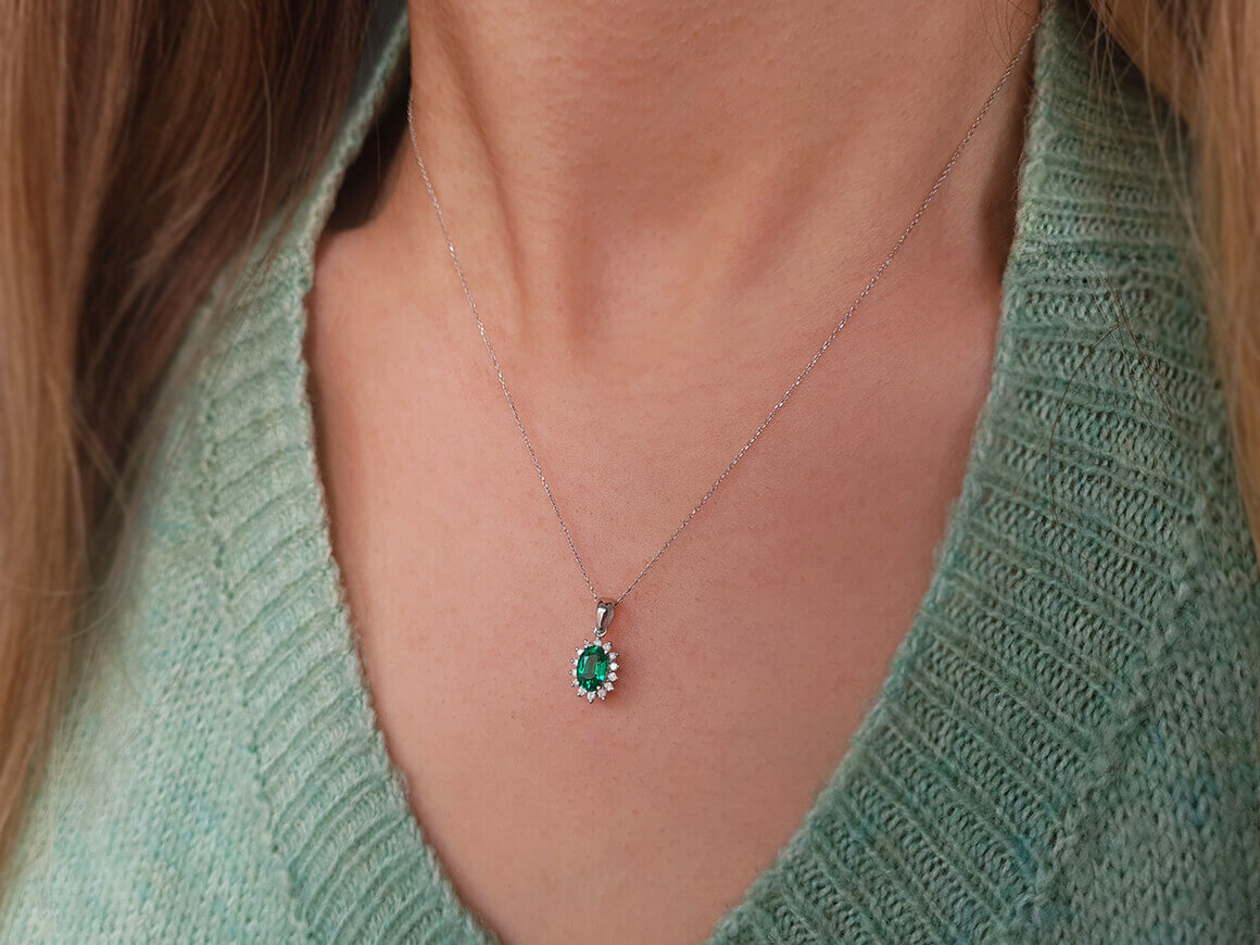Pendentif avec une Émeraude ovale et 14 diamants - Or Blanc 14 carats - 15P0071 - Bijoux haut de gamme de Rosy Lab Diamonds