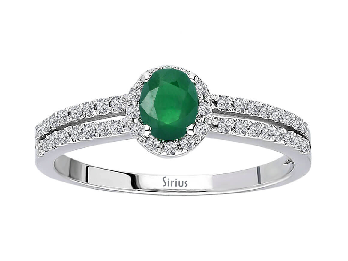 Bague élégante en Or Blanc avec 44 diamants cultivés en laboratoire et une Émeraude ovale | Bijoux en Or Blanc 14 carats - Bijoux haut de gamme de Rosy Lab Diamonds