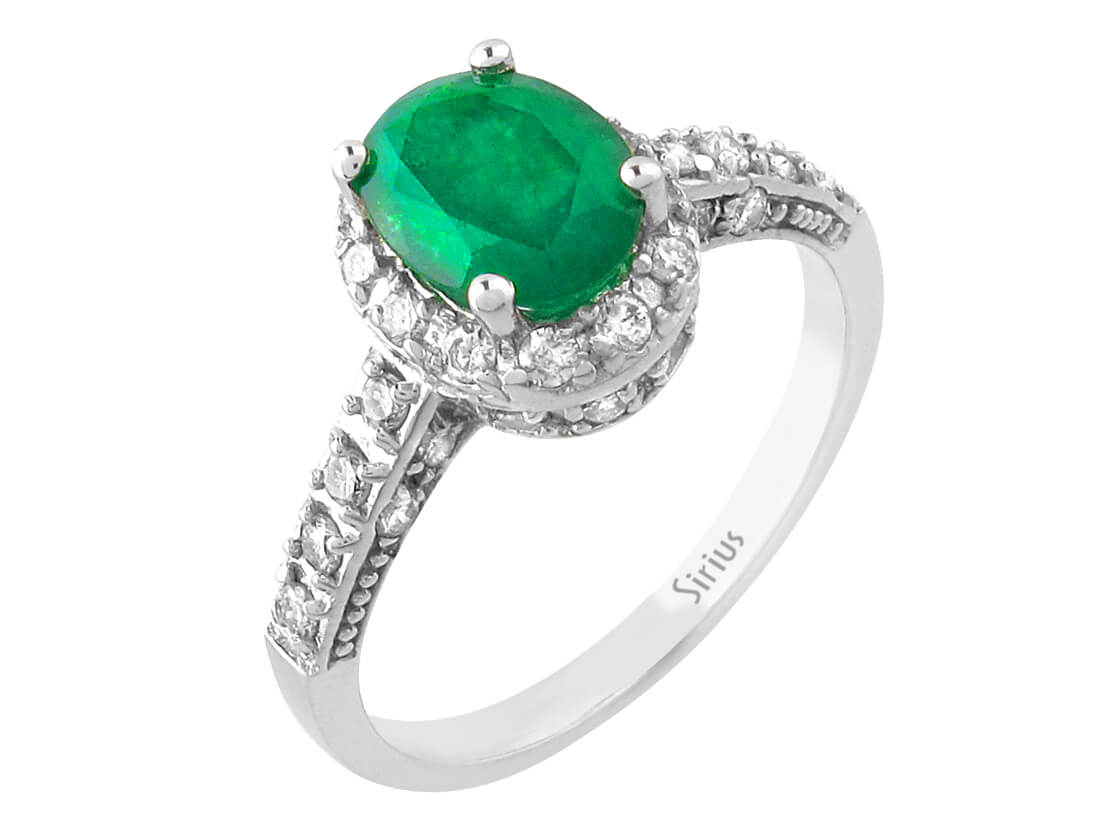 Elegant ring with an oval Emerald and 36 lab-grown diamonds in 14-karat White Gold – high-quality Jewelry from Rosy Lab Diamonds