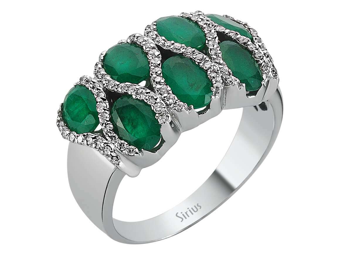 Weißgoldring mit 78 rund geschliffenen laborgezüchteten Diamanten und 7 ovalen Zucht-Zümruten