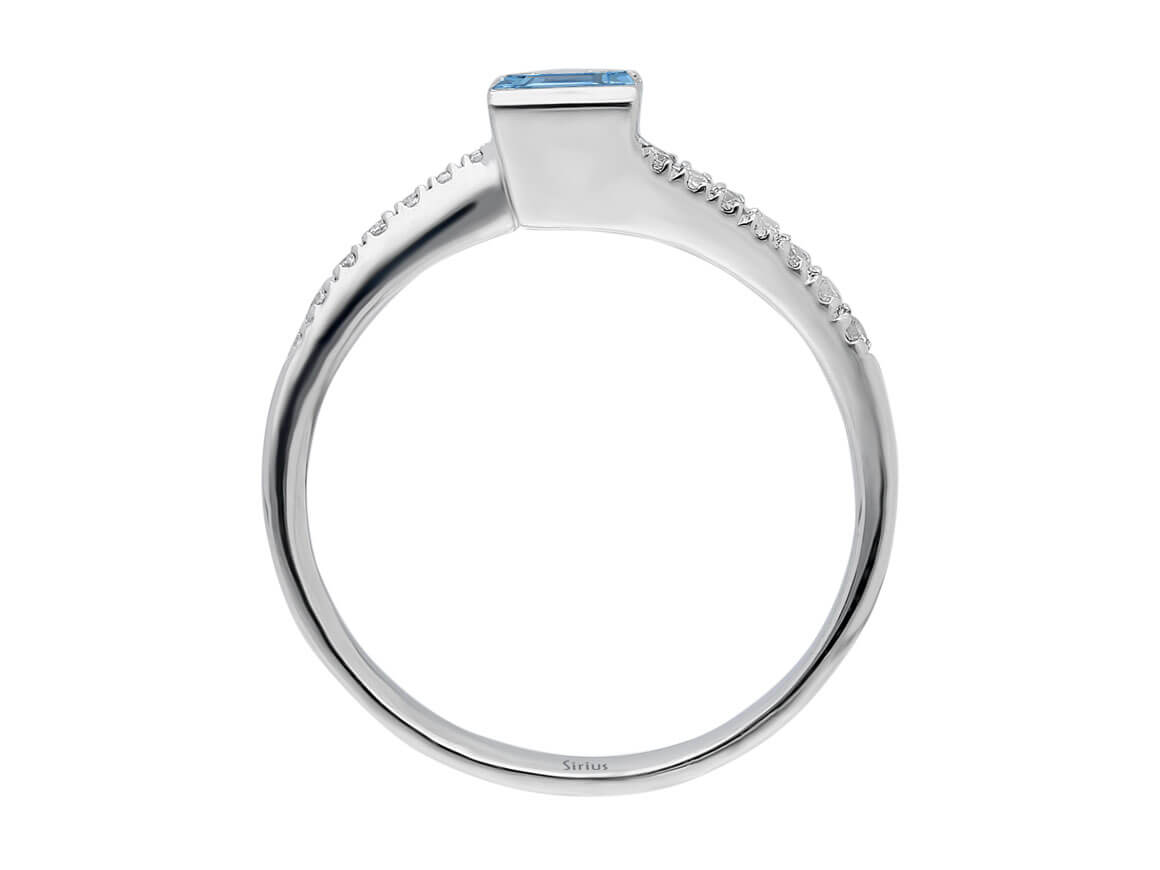 Weißgoldring mit 14 Diamanten und 1 Princess Schliff Blauer Topas