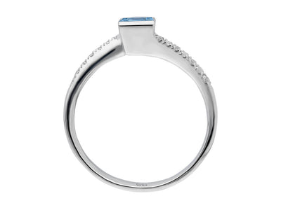 Weißgoldring mit 14 Diamanten und 1 Princess Schliff Blauer Topas