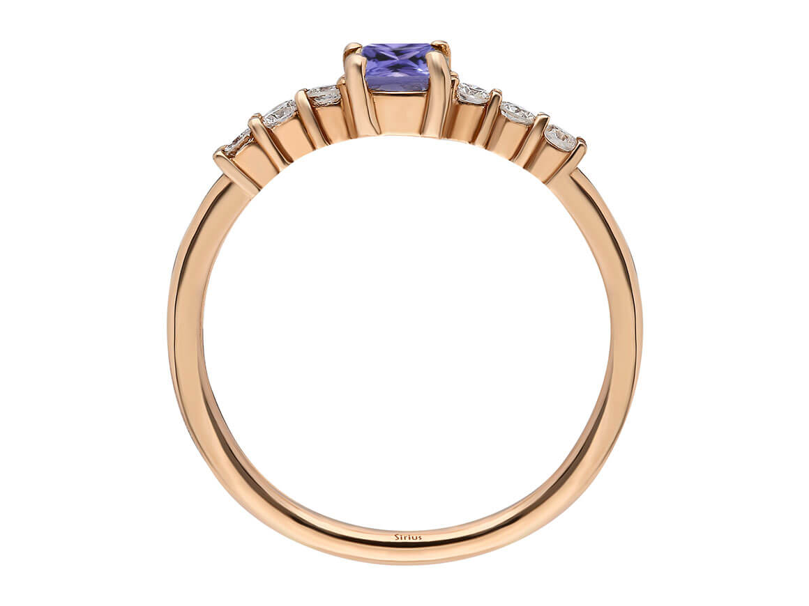 Elegant 14K rose gold ring with 6 round diamonds and 1 princess cut tanzanite – 1.99 carat