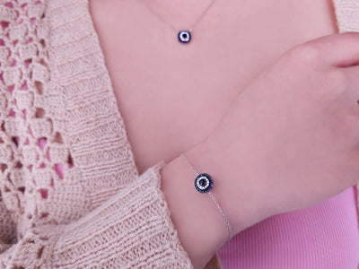 Iconic bracelet with 12 lab-grown diamonds & 21 sapphires in 14K white gold