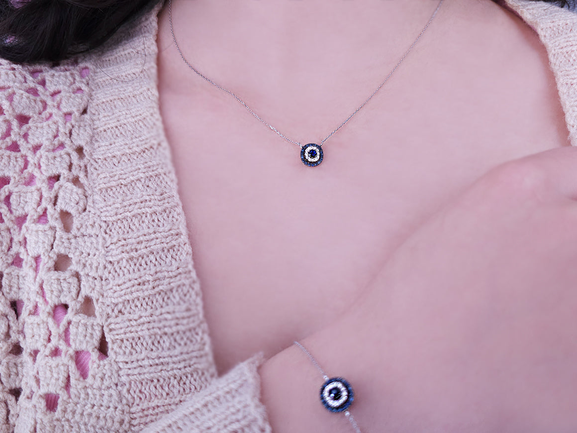 Pendentif « Mira » avec diamants synthétiques et saphirs en or blanc 14 carats