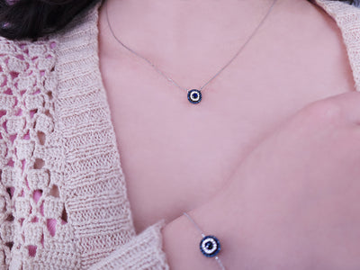 Pendentif « Mira » avec diamants synthétiques et saphirs en or blanc 14 carats