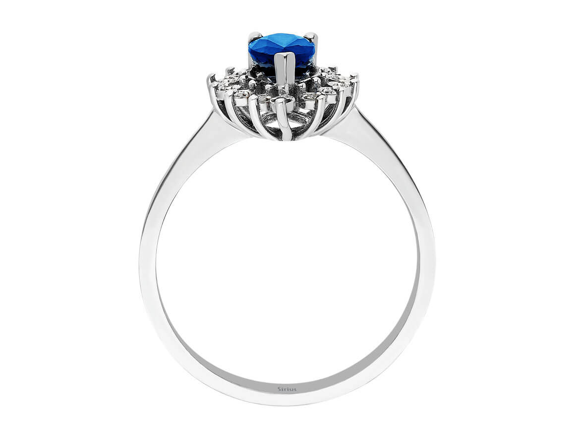 Bague élégante avec Saphir bleu cultivé en laboratoire et diamants | Or Blanc 8 carats - Bijoux haut de gamme de Rosy Lab Diamonds