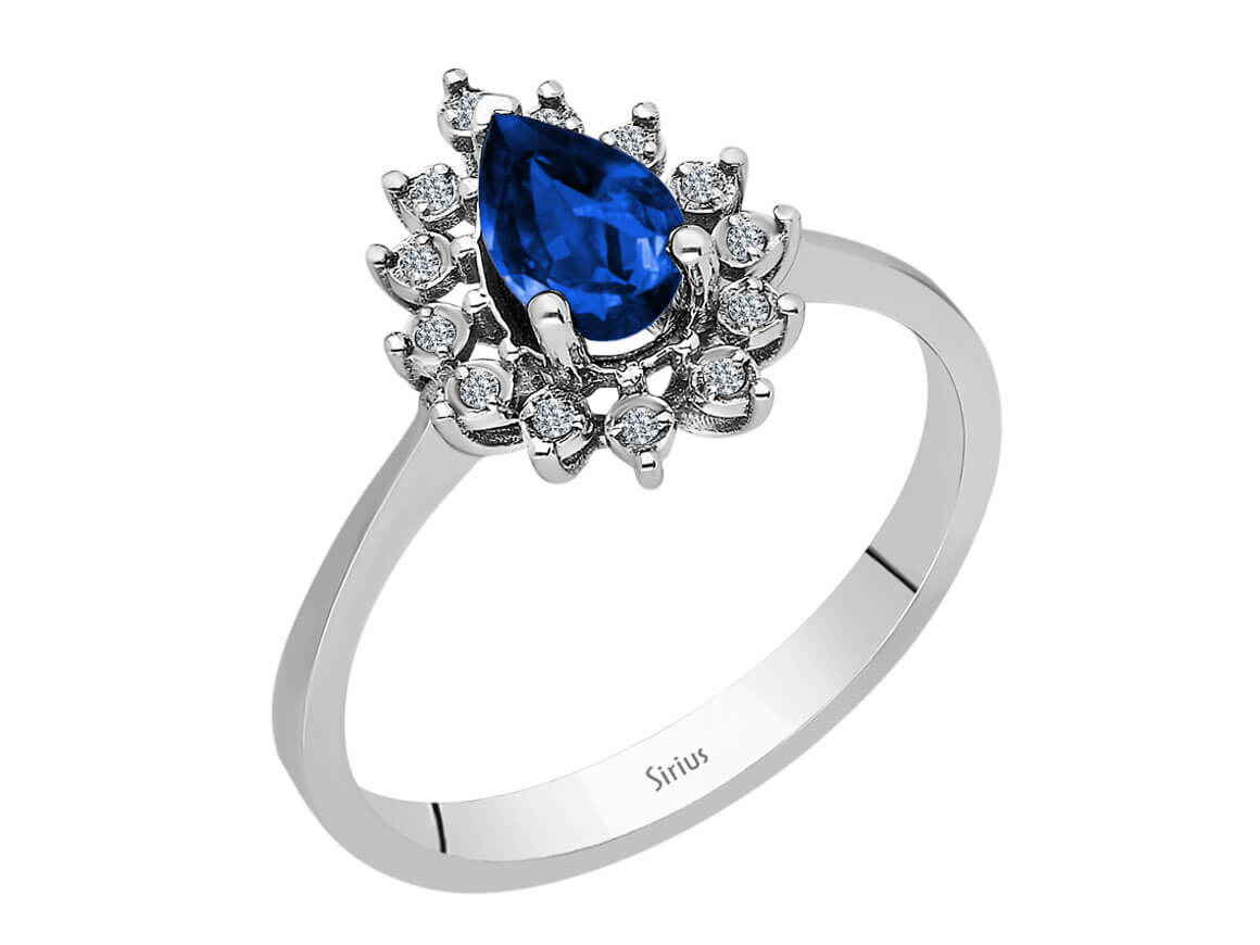 Bague élégante avec Saphir bleu cultivé en laboratoire et diamants | Or Blanc 8 carats - Bijoux haut de gamme de Rosy Lab Diamonds