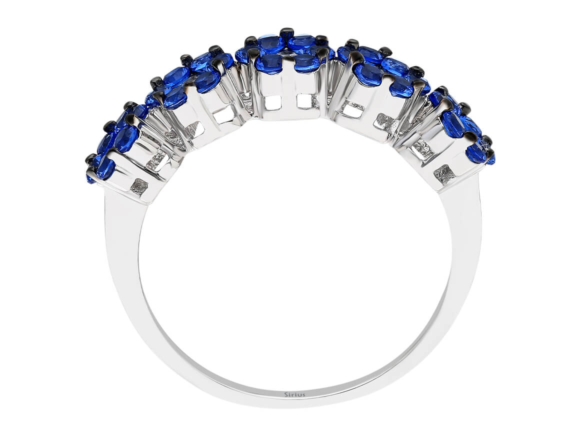 Elegant ring with lab-grown diamonds and blue sapphires in flower design