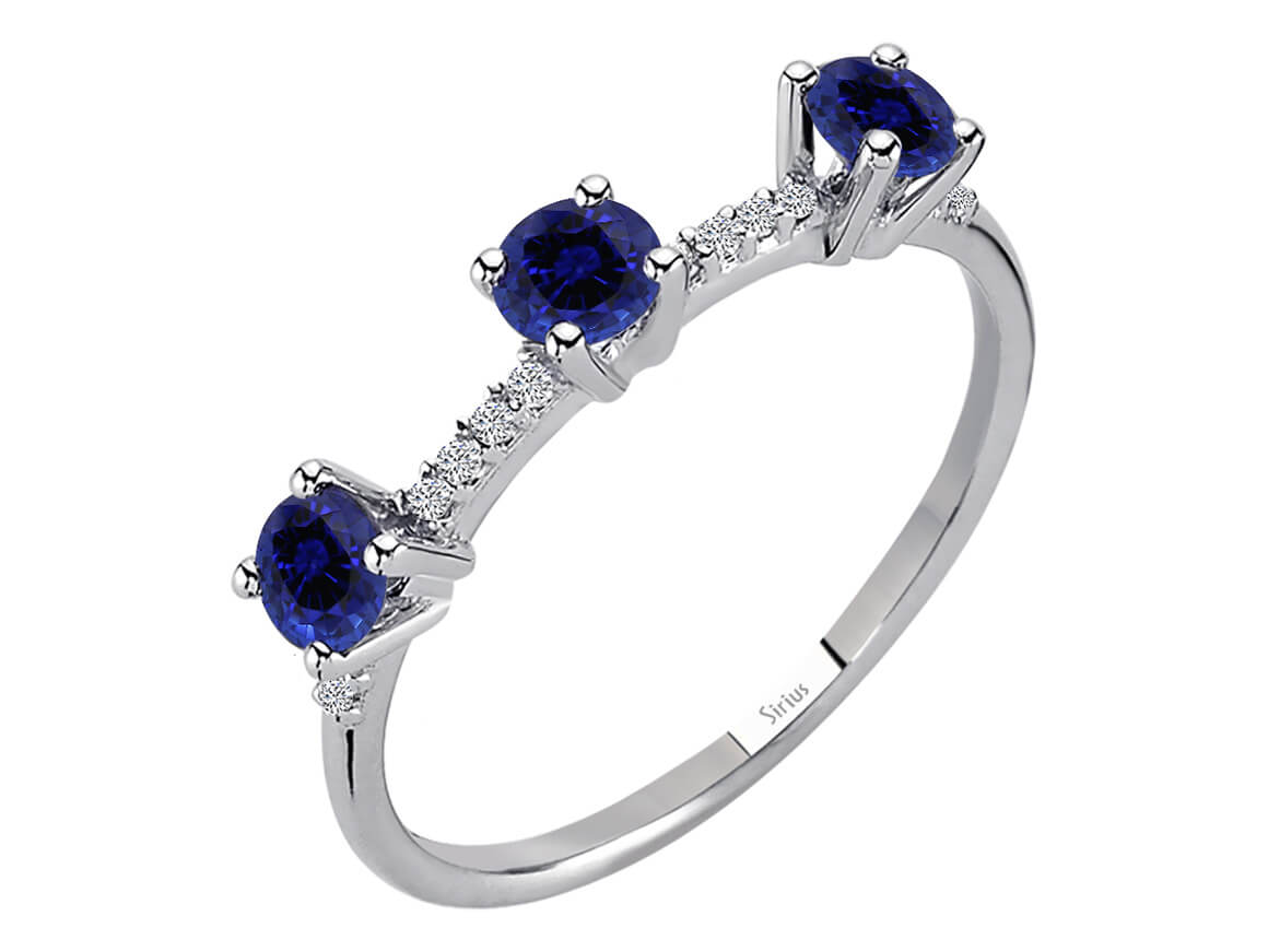 Feiner Ring mit Saphiren und Diamanten aus 8K Weißgold (0,69 ct Saphir)