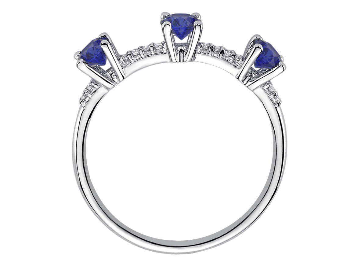 Feiner Ring mit Saphiren und Diamanten aus 8K Weißgold (0,69 ct Saphir)