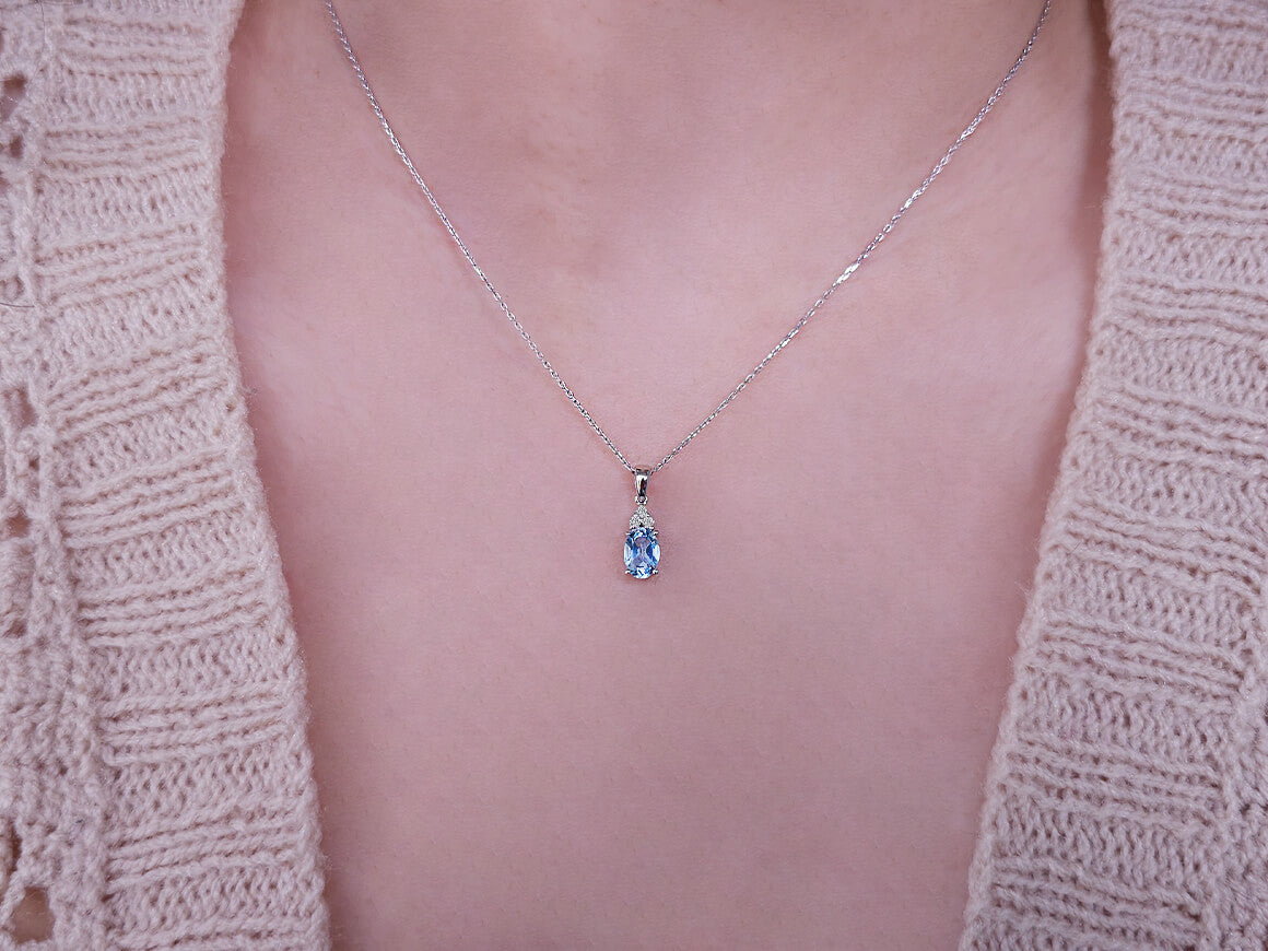 Serenity-Anhänger mit Sky Blue Topas & Labor-Diamanten | 8K Weißgold - hochwertiger Schmuck von Rosy Lab Diamonds