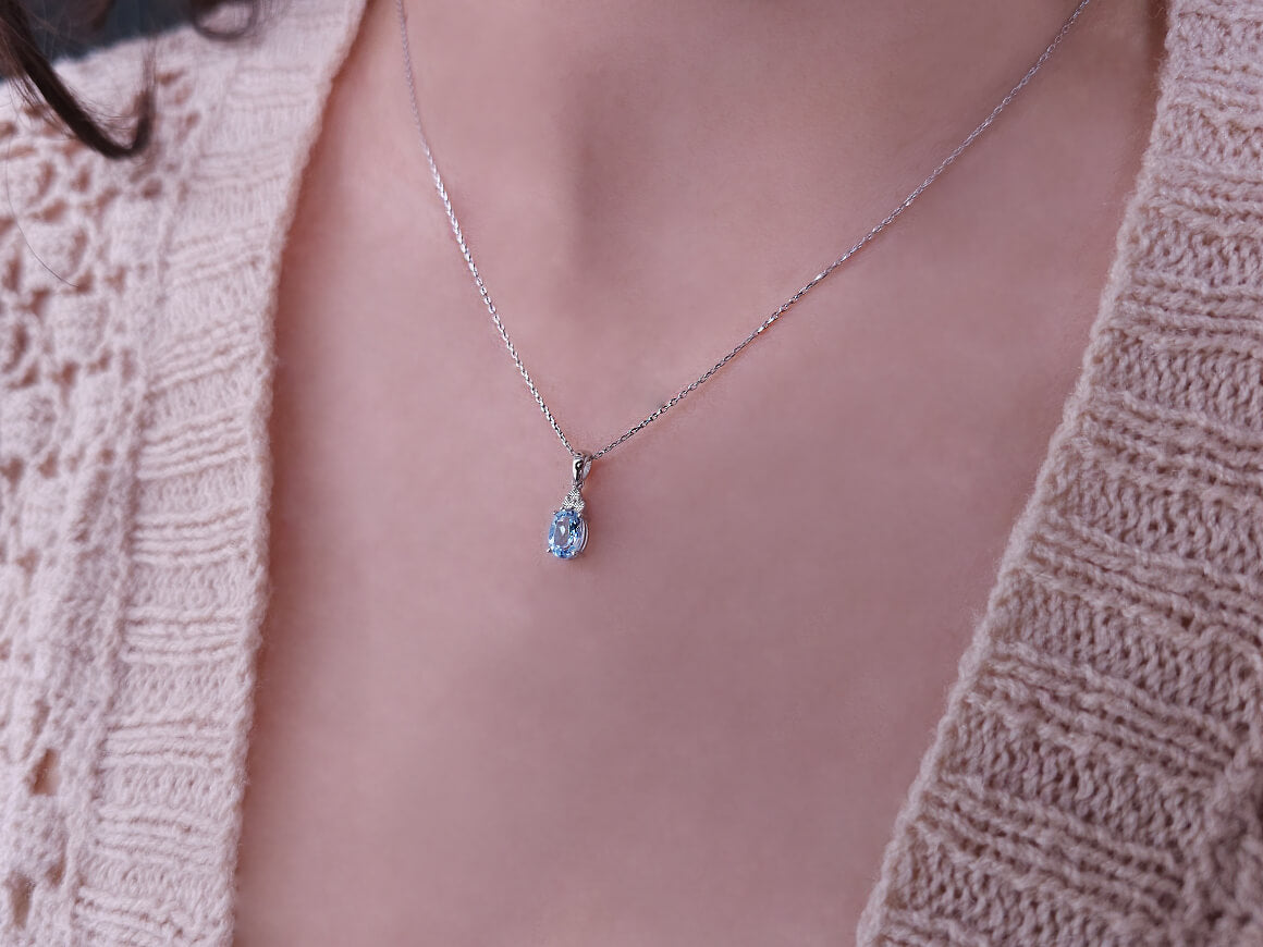 Serenity-Anhänger mit Sky Blue Topas & Labor-Diamanten | 8K Weißgold - hochwertiger Schmuck von Rosy Lab Diamonds