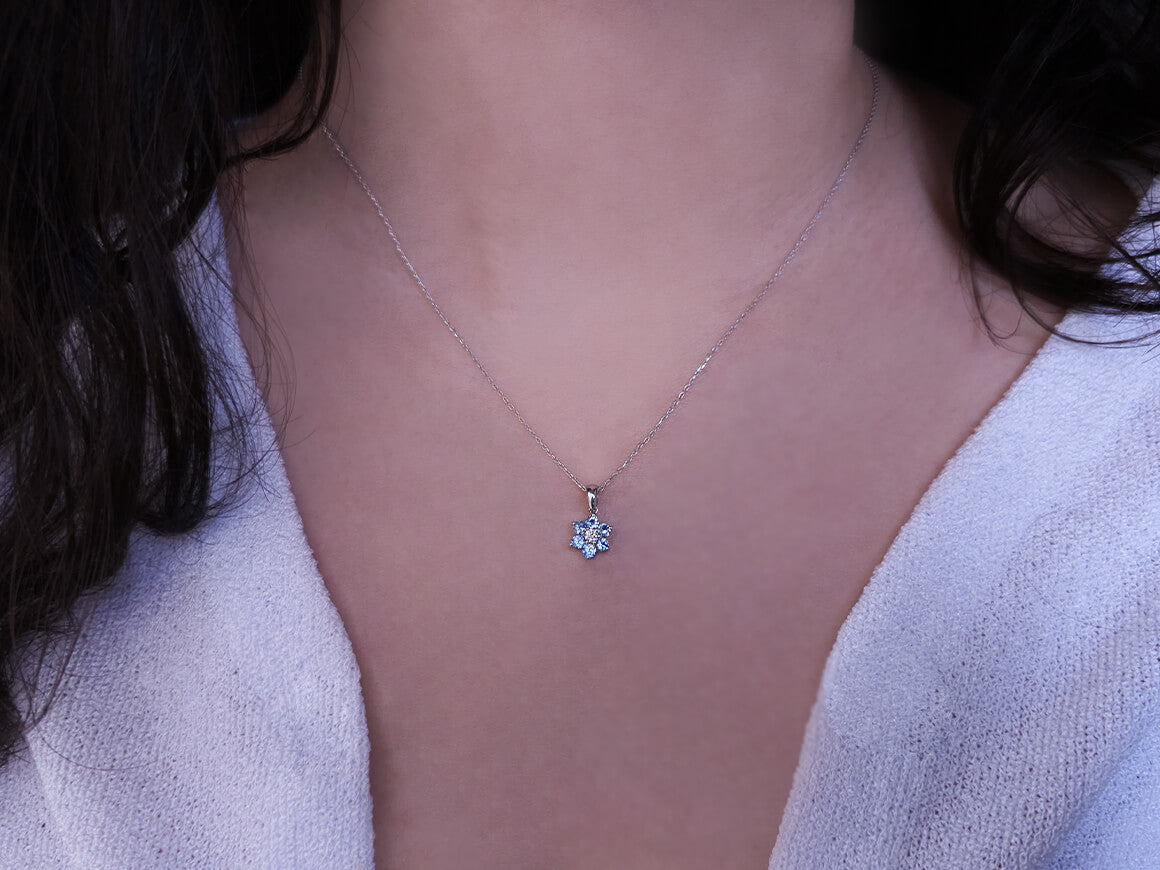 Pendentif fleur avec topazes bleu ciel et diamant de laboratoire en or blanc 8K – 17P0062