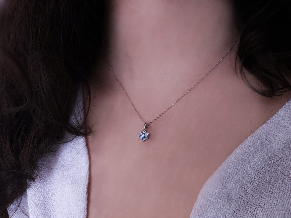 Pendentif fleur avec topazes bleu ciel et diamant de laboratoire en or blanc 8K – 17P0062
