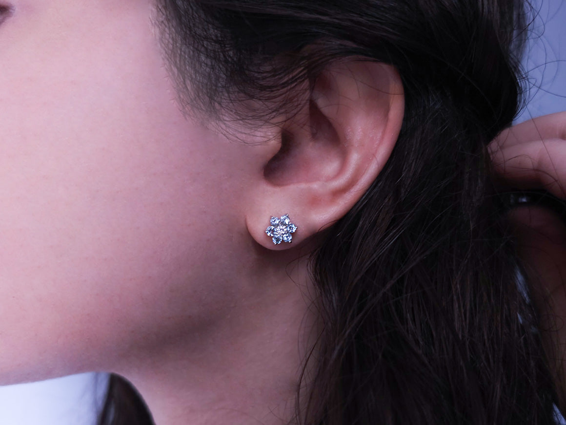 Boucles d’oreilles à tige en forme de fleur avec diamants de laboratoire et topazes bleu ciel en Or Blanc 333 millièmes – Bijoux haut de gamme de Rosy Lab Diamonds