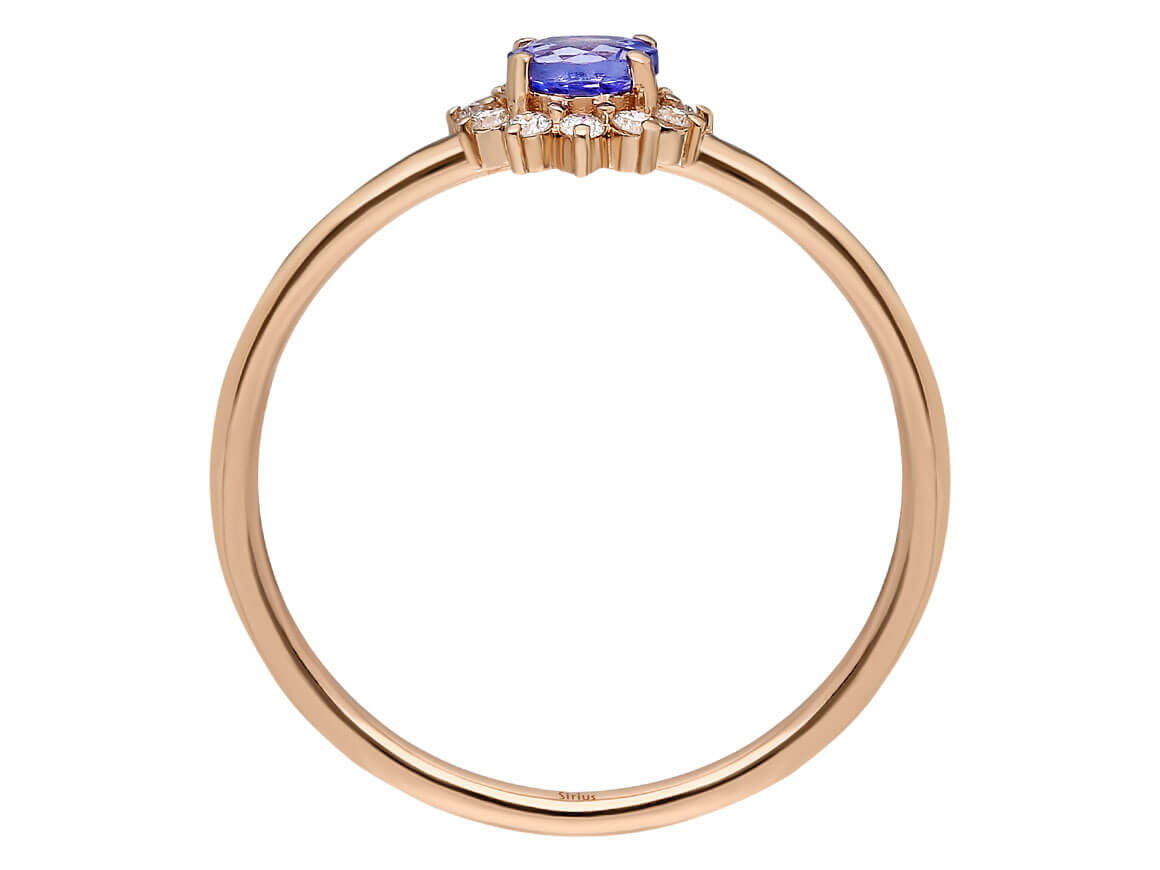 Rose gold ring with tanzanite and diamond setting