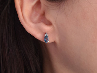 Clous d'oreilles avec topaze London Blue, topaze et diamants de laboratoire en or blanc 333‰