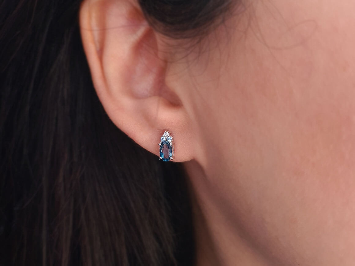 Clous d'oreilles avec topaze London Blue, topaze et diamants de laboratoire en or blanc 333‰
