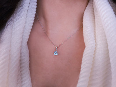 Collier avec topaze bleu ciel trillion et diamant de laboratoire – 02P0014