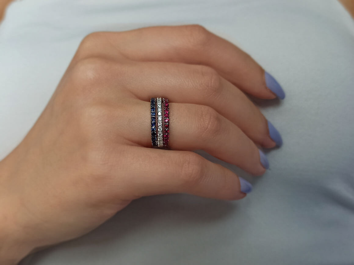 Dreiteiliger Halbkreis-Ring mit Diamanten, Rubinen und Saphiren in 14K Weißgold