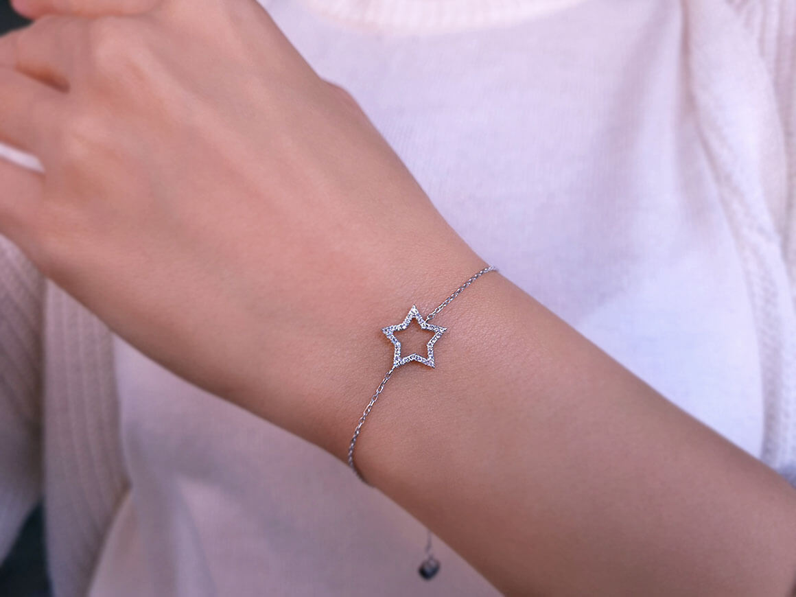 Fine star bracelet with 30 round diamonds in 18K white gold