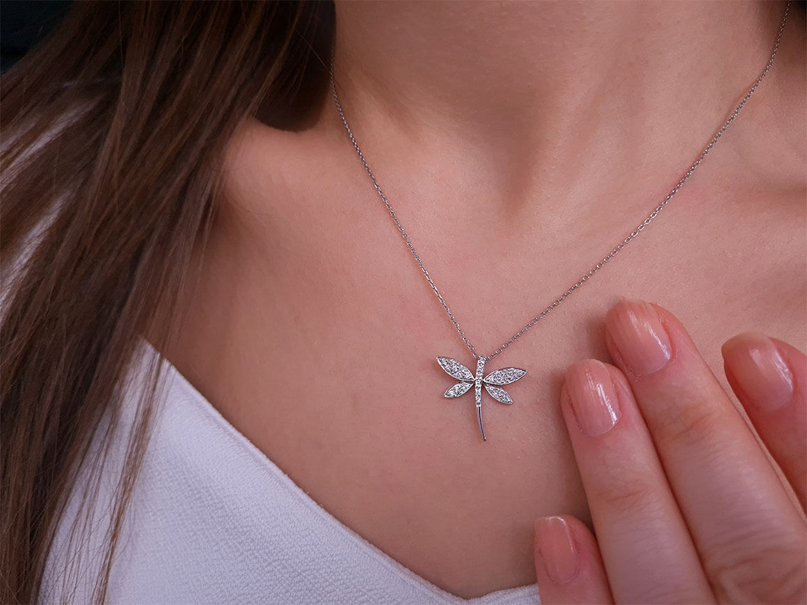 Verspielter Libellen-Anhänger mit Diamanten in 8K Weißgold – 0,13 ct