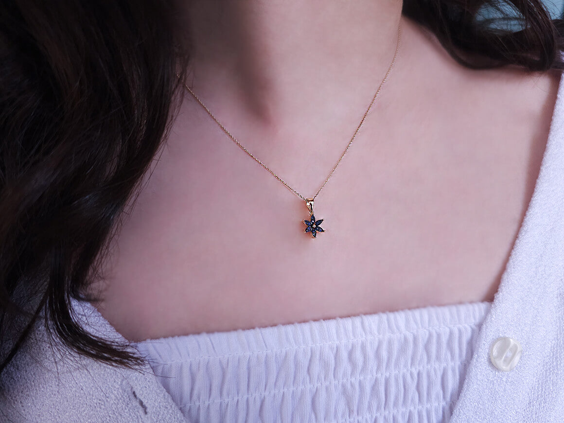 Collier de fleurs de crocus serti de saphirs en or jaune 14 carats