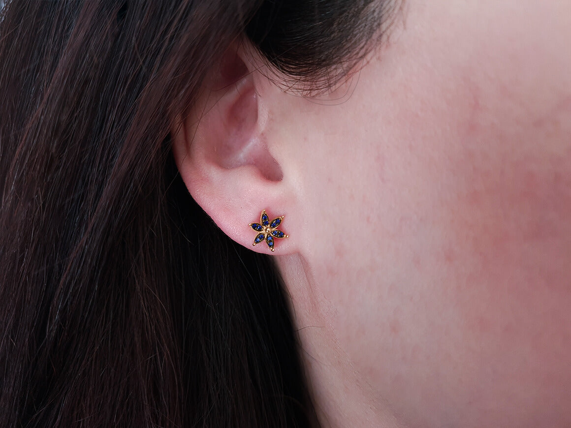 Boucles d'oreilles chrysanthèmes saphir avec 24 pierres précieuses en or jaune 585