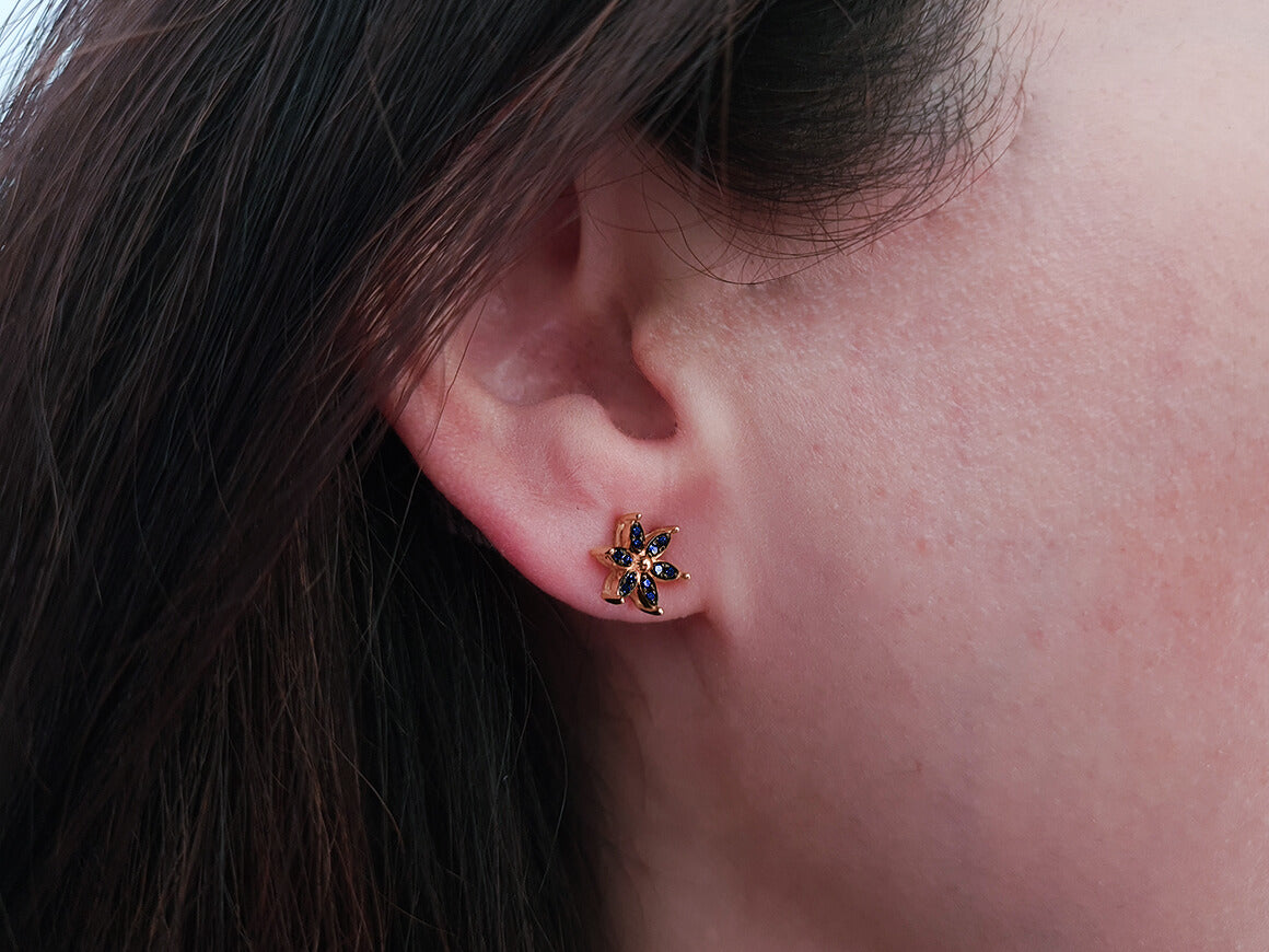 Boucles d'oreilles chrysanthèmes saphir avec 24 pierres précieuses en or jaune 585