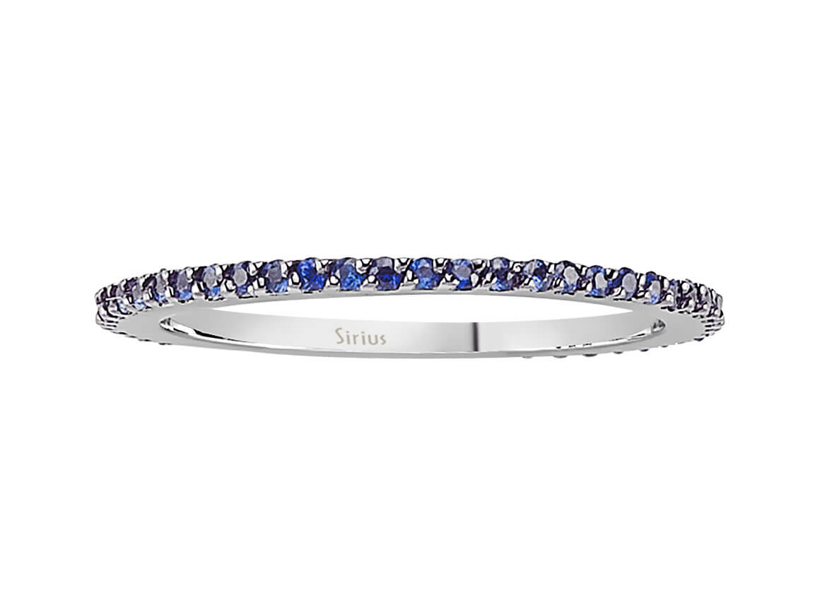 Élégant anneau d’éternité serti de 50 saphirs taille ronde en or 14 carats – bijoux haut de gamme de Rosy Lab Diamonds