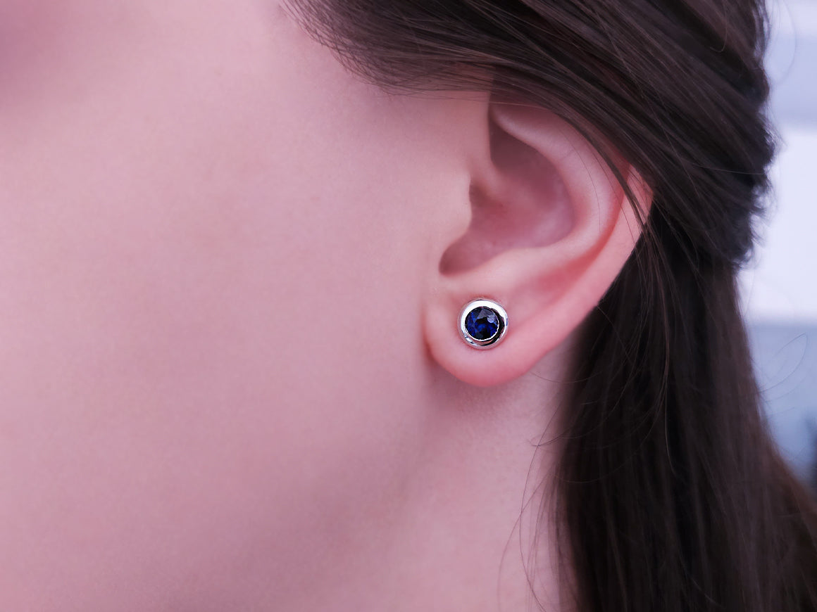 Solitaire stud earrings with blue Sapphire in 585 White Gold – high-quality Jewelry by Rosy Lab Diamonds
