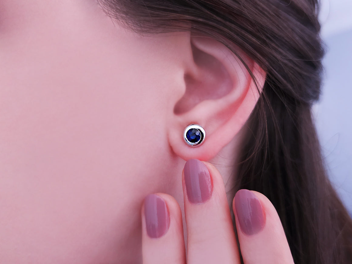 Solitaire stud earrings with blue Sapphire in 585 White Gold – high-quality Jewelry by Rosy Lab Diamonds