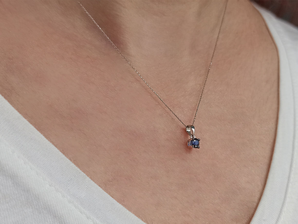 Chaîne pendentif solitaire « Saphira » avec saphir en or blanc 14K