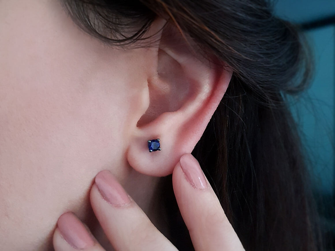 Boucles d'Oreilles Clous solitaire en Saphir avec 2 Saphirs en Or Blanc 585 - Bijoux haut de gamme de Rosy Lab Diamonds