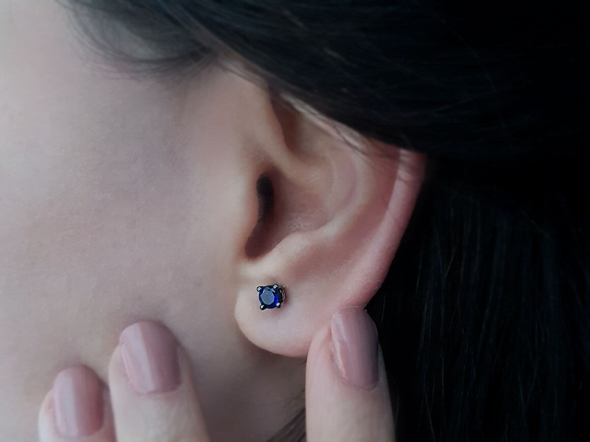 Boucles d'Oreilles Clous solitaire en Saphir avec 2 Saphirs en Or Blanc 585 - Bijoux haut de gamme de Rosy Lab Diamonds