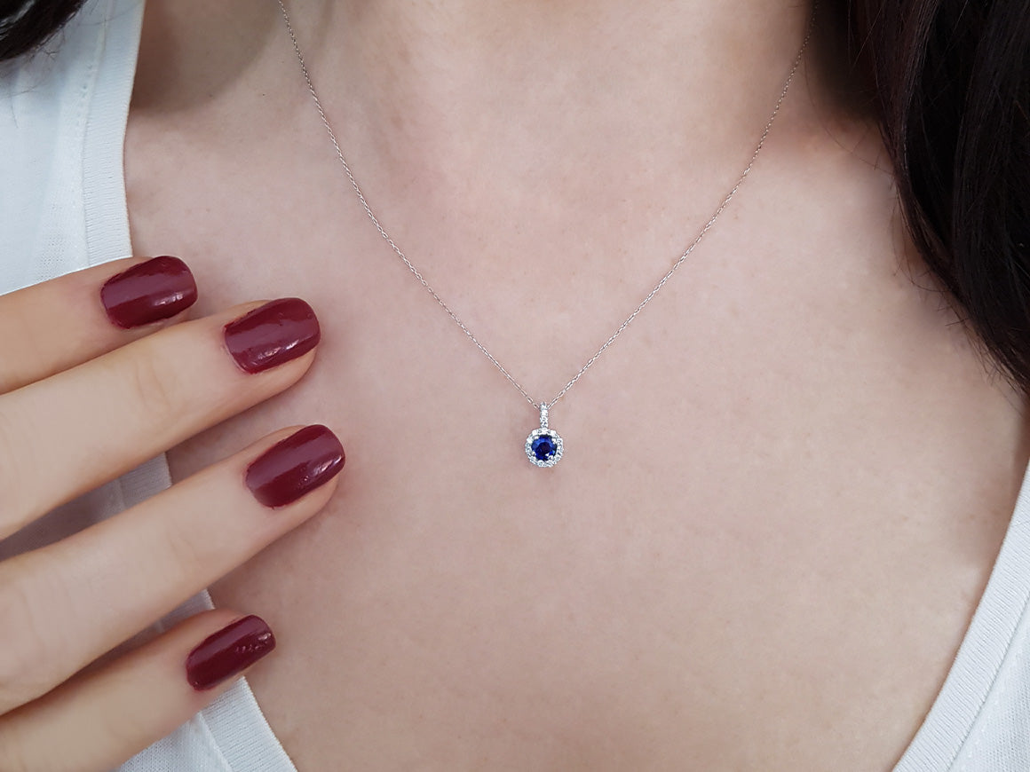 Collier élégant avec saphir rond et 14 diamants cultivés en laboratoire en or blanc 14 carats