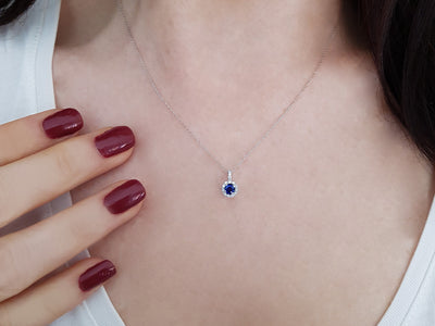 Collier élégant avec saphir rond et 14 diamants cultivés en laboratoire en or blanc 14 carats