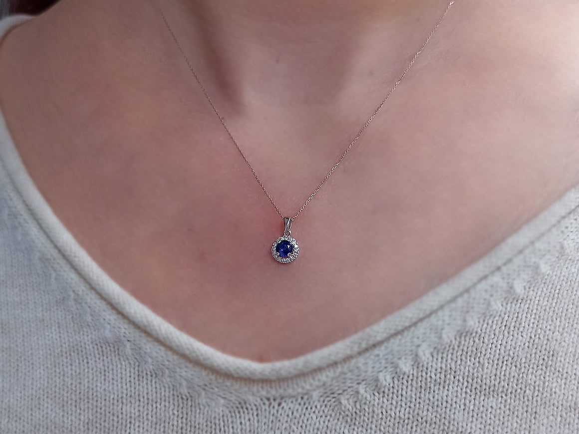 Round sapphire pendant with 16 brilliant-cut diamonds – 14K White Gold – high-quality Jewelry from Rosy Lab Diamonds
