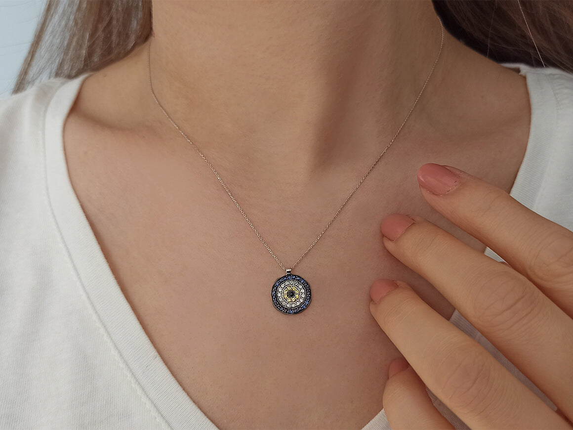 Pendentif rond Nazar avec 32 saphirs et 15 diamants de laboratoire en or blanc 14 carats