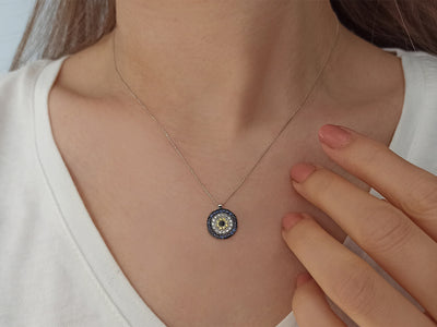 Pendentif rond Nazar avec 32 saphirs et 15 diamants de laboratoire en or blanc 14 carats