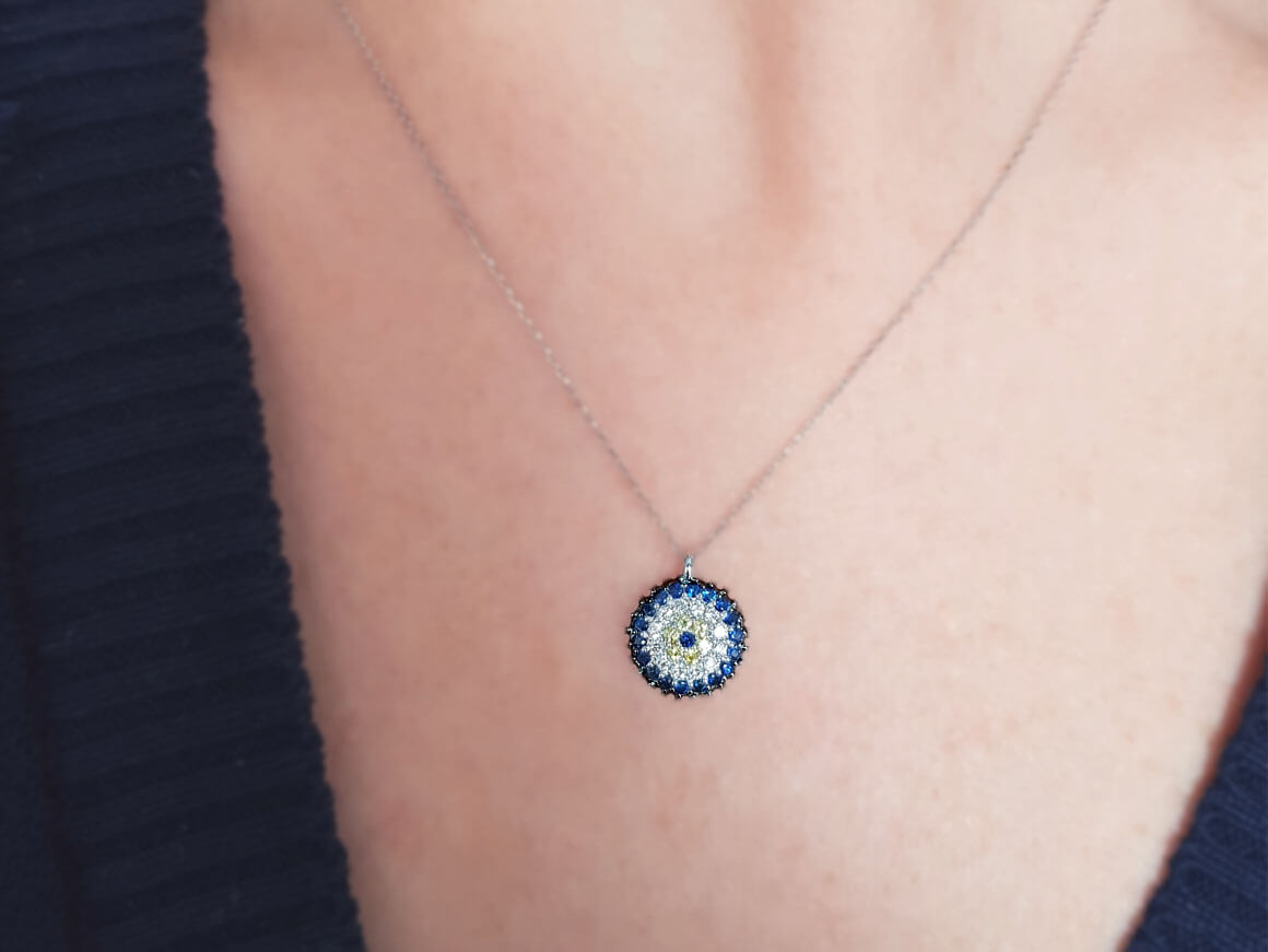 Pendentif Nazar Boncuğu avec diamants et saphirs de laboratoire - or 14 carats - Bijoux haut de gamme de Rosy Lab Diamonds