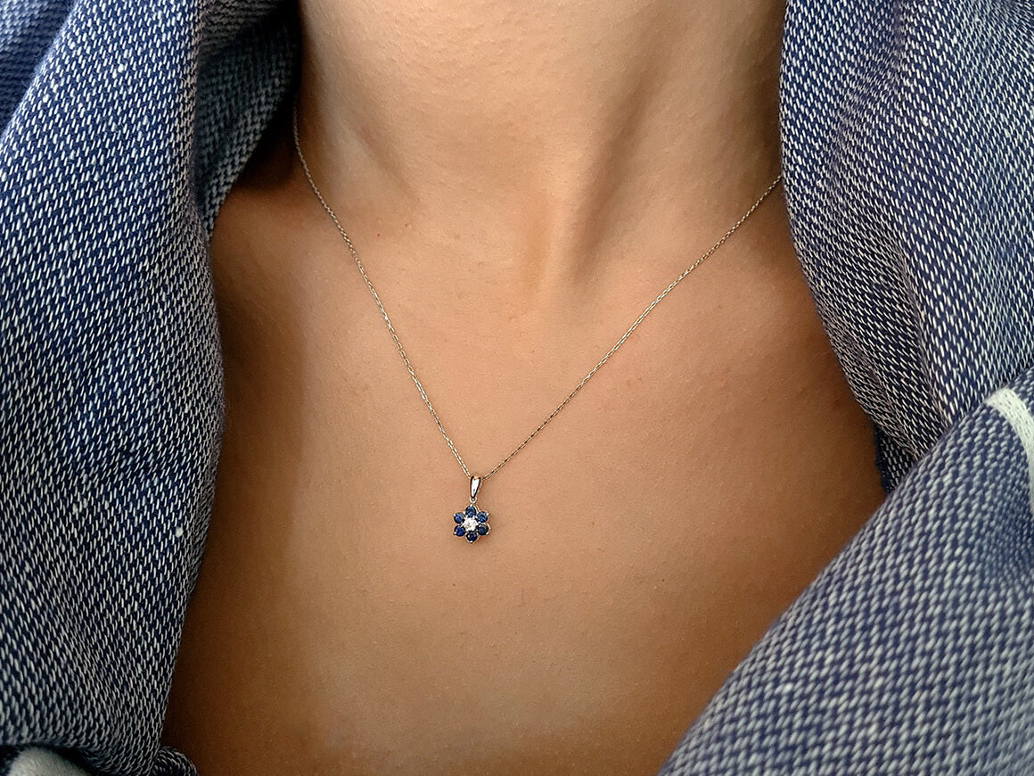 Pendentif fleur avec saphirs et brillant – or blanc 8K