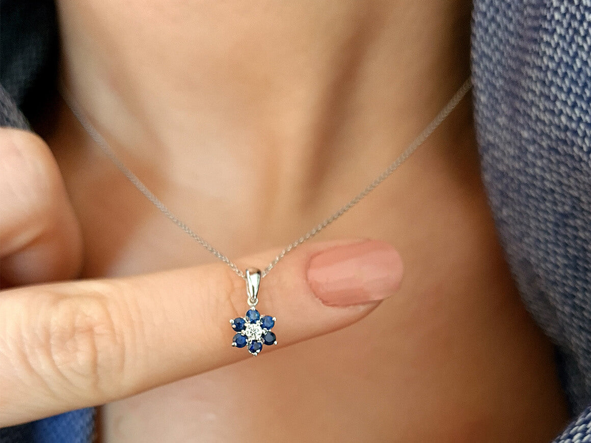 Pendentif fleur avec saphirs et brillant – or blanc 8K
